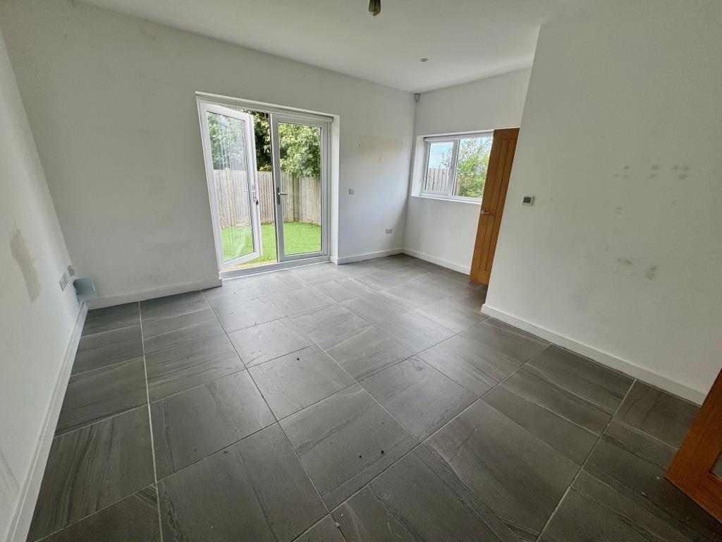 Lot: 59 - TWO-BEDROOM END-TERRACE HOUSE - Living room